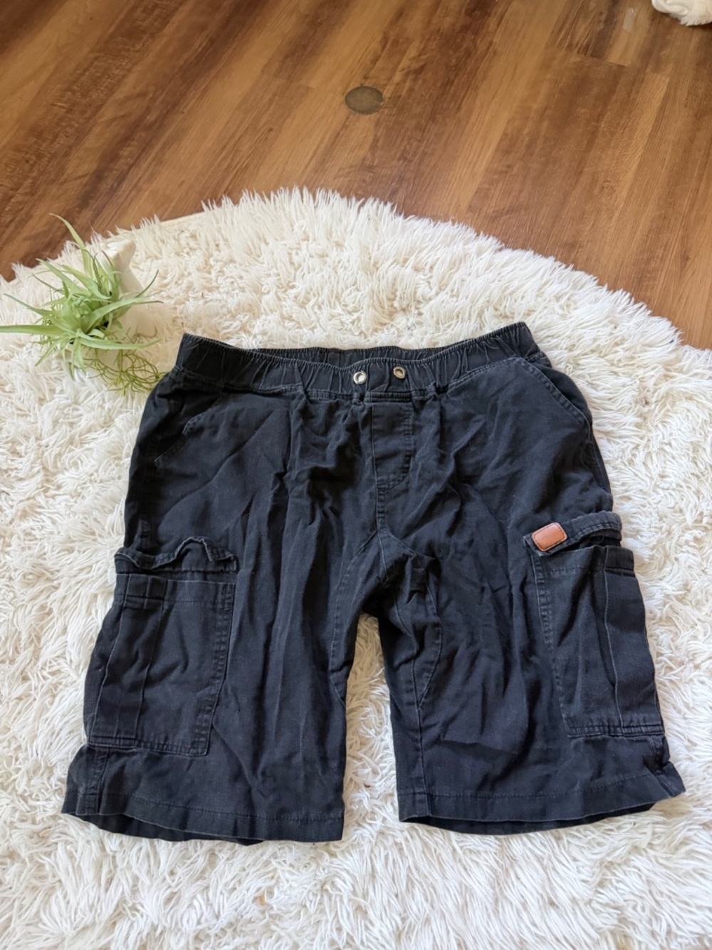 Versatile black Men's Black Cargo stretchy Shorts with Multiple Utility Pockets - Picture 3 of 4